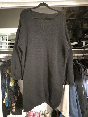 🖤 Cozy Black V‑Neck Knit Sweater